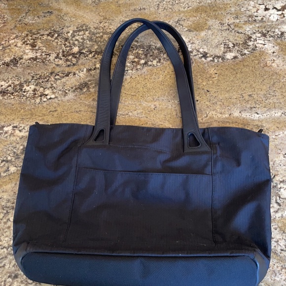 Tumi Tote like New - Picture 6 of 12